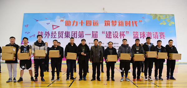 11中共富平縣委常委、政法委書(shū)記杜銀虎為第二名獲獎(jiǎng)隊(duì)頒獎(jiǎng)_副本.jpg